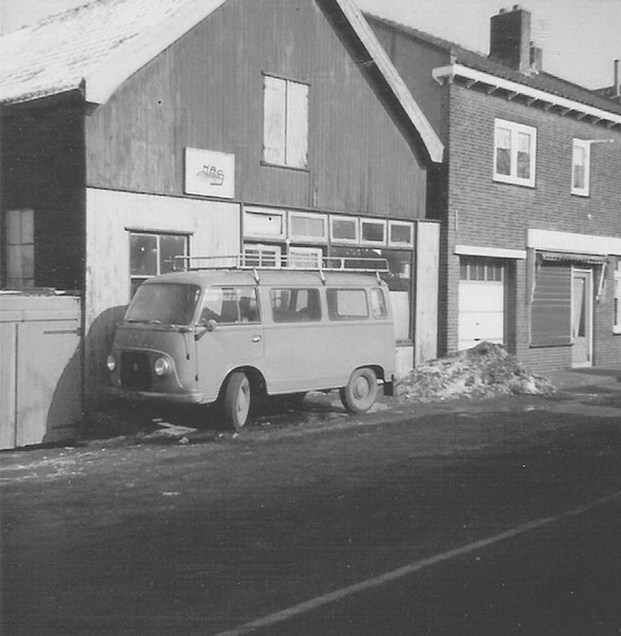 016b-121a - Wijk C - Timmerwerkplaats en bakkerij H.M.M. Visserin in 1960.jpg