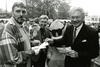058 -147 - Burgemeester Kleijwegt - Verkoop loten Duck race Sliedrecht - mei 1996