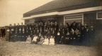 071-106d - Gezelschap en bestuur Julianaschool - voorste rij 6e van rechts bakker Aalbert van Ballegooijen
