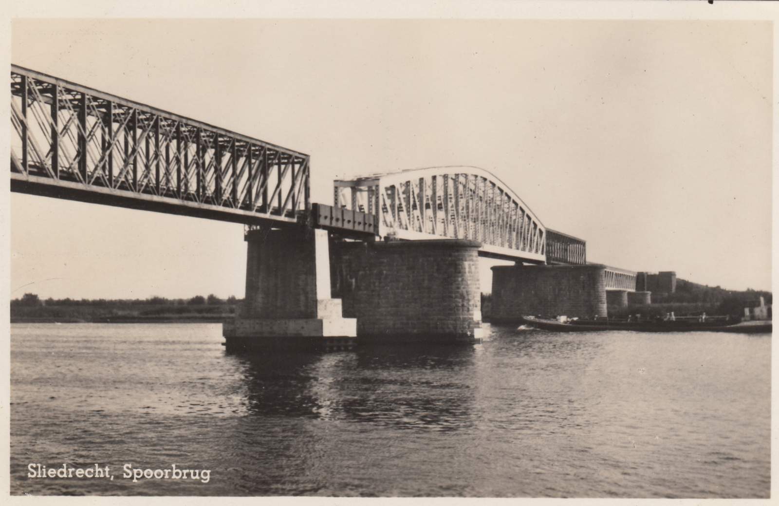 002-307a - Wijk D - Spoorbrug.jpg