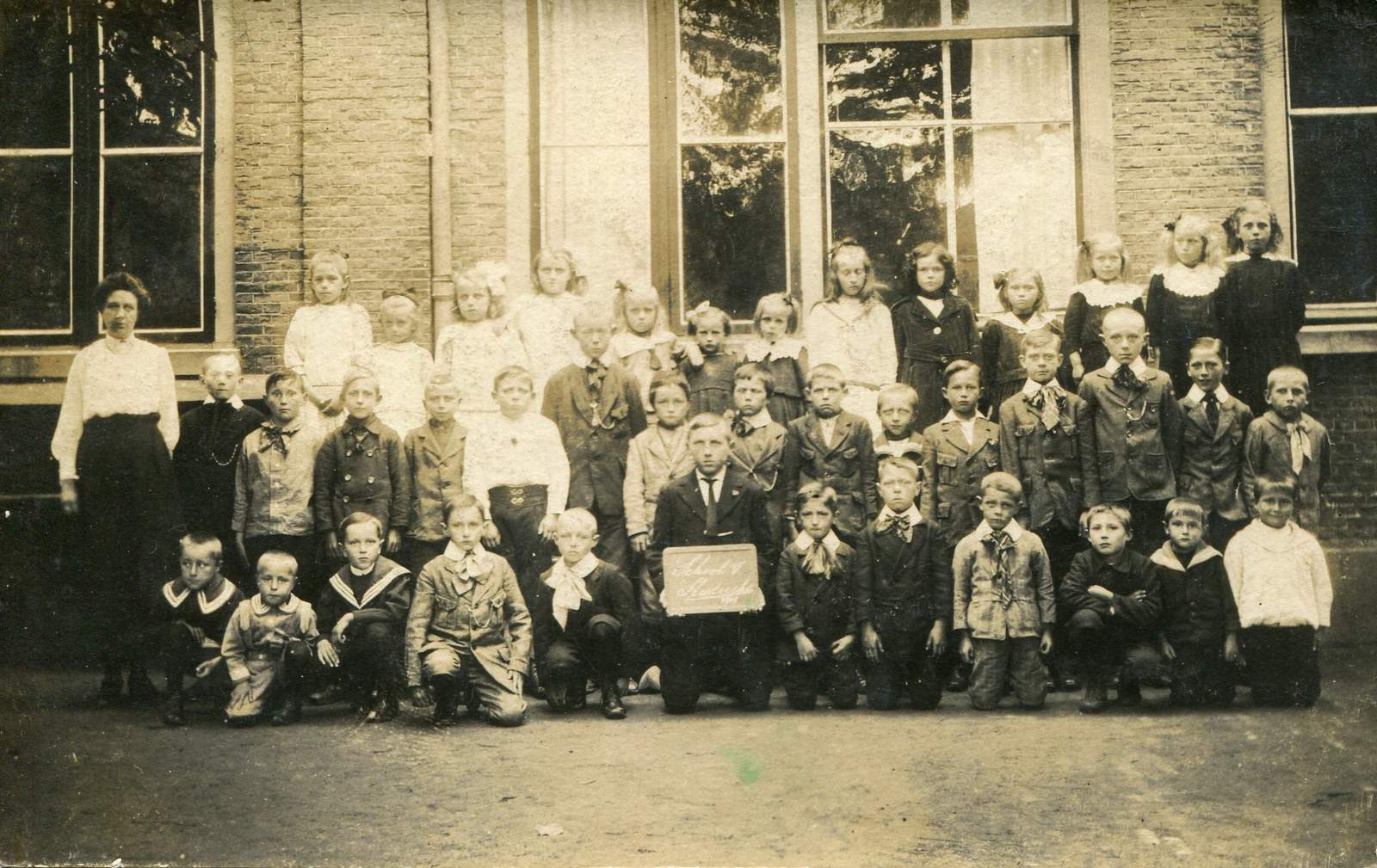 082-101 - School V - 1909 of 1911.jpg