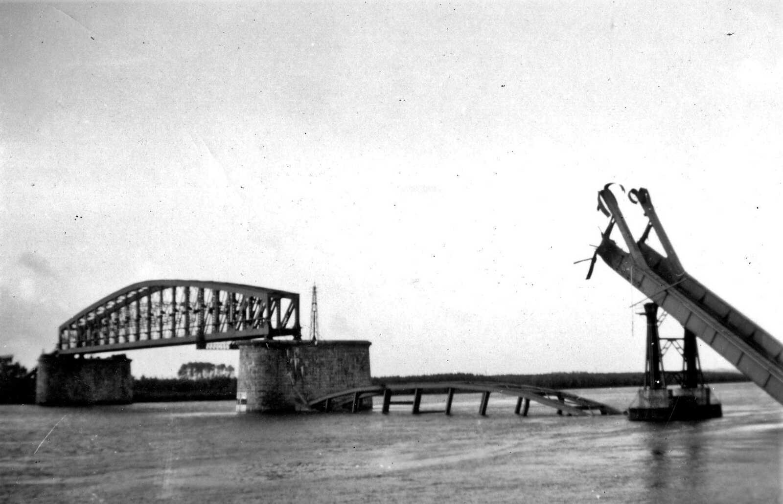043-118fa - Baanhoekbrug - 1945.jpg